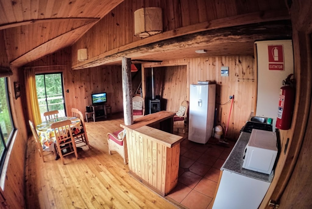 Cabaña de madera del hotel entre los árboles