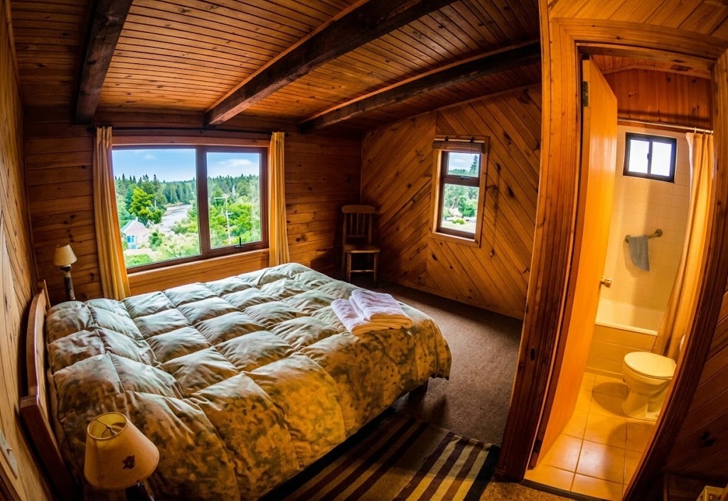 Habitación matrimonial con cama de dos plazas y ventana al jardín
